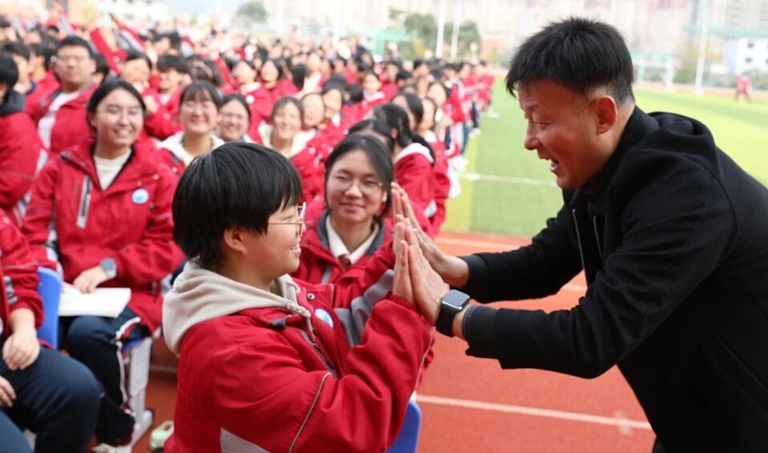 商洛中学举行2026届复课备考励志报告会